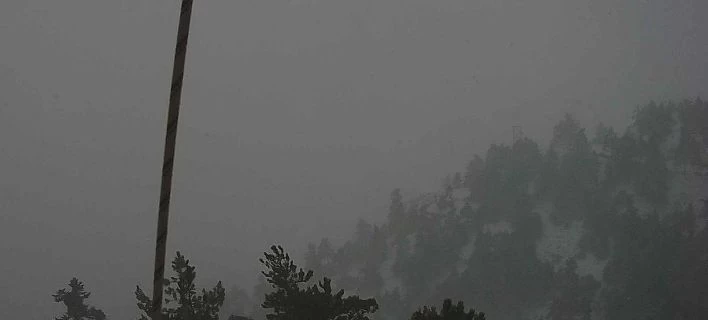 Ξεκίνησε η χιονόπτωση στην Πάρνηθα -Στους -4 η θερμοκρασία